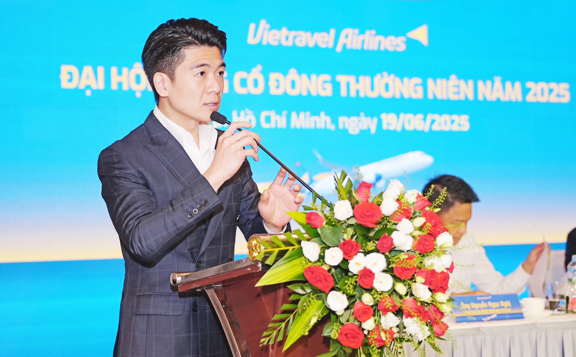 Vietravel Airlines của Đỗ Vinh Quang muốn tăng vốn lên 2.600 tỷ đồng, được SHB của anh trai Đỗ Quang Vinh “cam kết đồng hành về mặt tài chính”- Ảnh 1. Vietravel Airlines của Đỗ Vinh Quang muốn tăng vốn lên 2.600 tỷ đồng, được SHB của anh trai Đỗ Quang Vinh “cam kết đồng hành về mặt tài chính”- Ảnh 1.