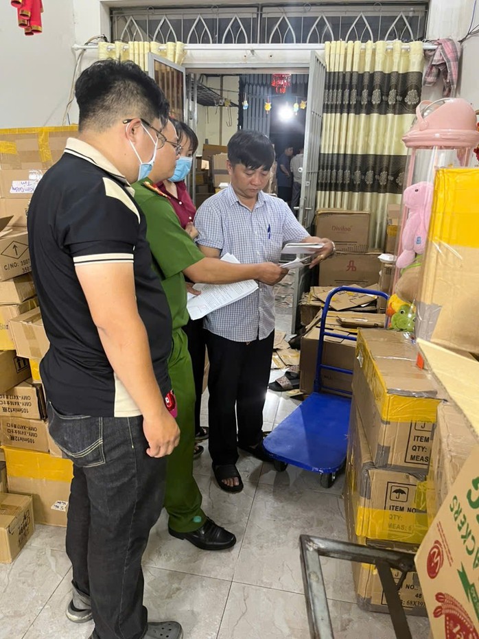 Loạt ảnh Công an TP HCM khám xét 3 địa điểm, bắt 7 người- Ảnh 5. Loạt ảnh Công an TP HCM khám xét 3 địa điểm, bắt 7 người- Ảnh 5.