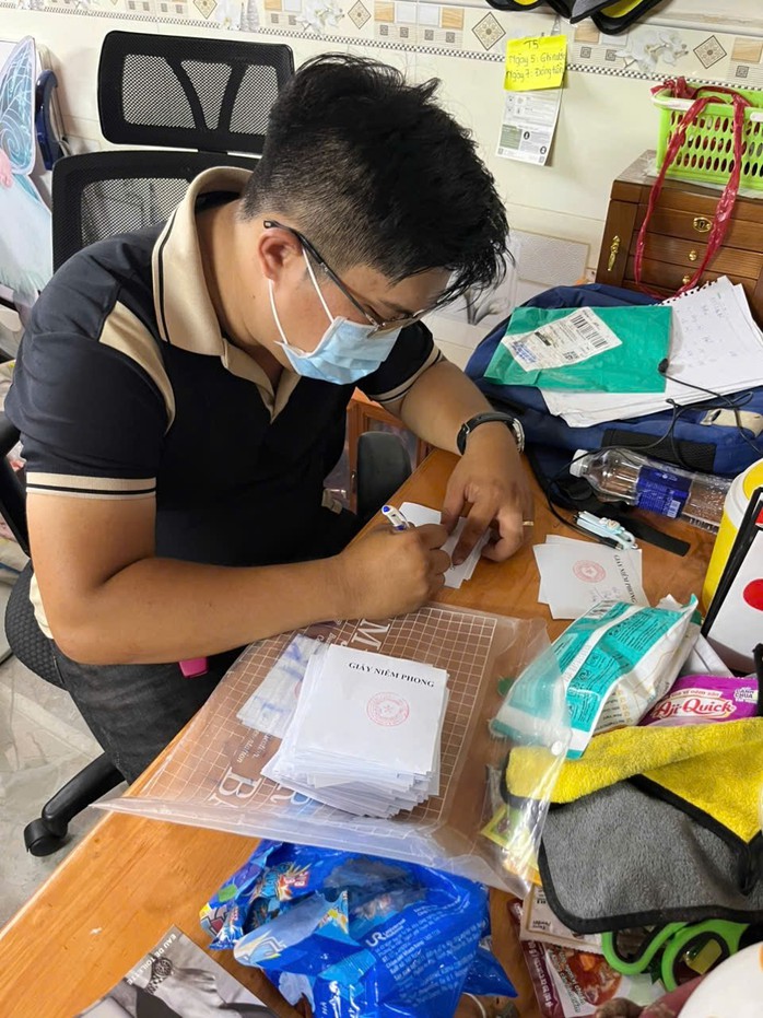 Loạt ảnh Công an TP HCM khám xét 3 địa điểm, bắt 7 người- Ảnh 6. Loạt ảnh Công an TP HCM khám xét 3 địa điểm, bắt 7 người- Ảnh 6.