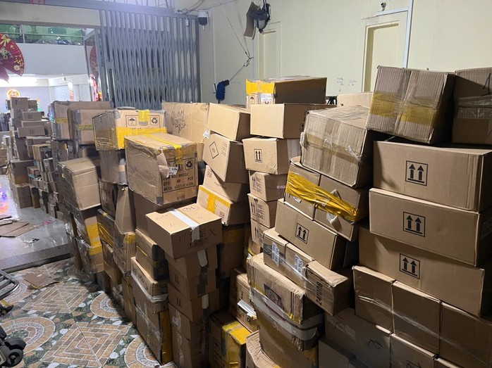 Loạt ảnh Công an TP HCM khám xét 3 địa điểm, bắt 7 người- Ảnh 3. Loạt ảnh Công an TP HCM khám xét 3 địa điểm, bắt 7 người- Ảnh 3.