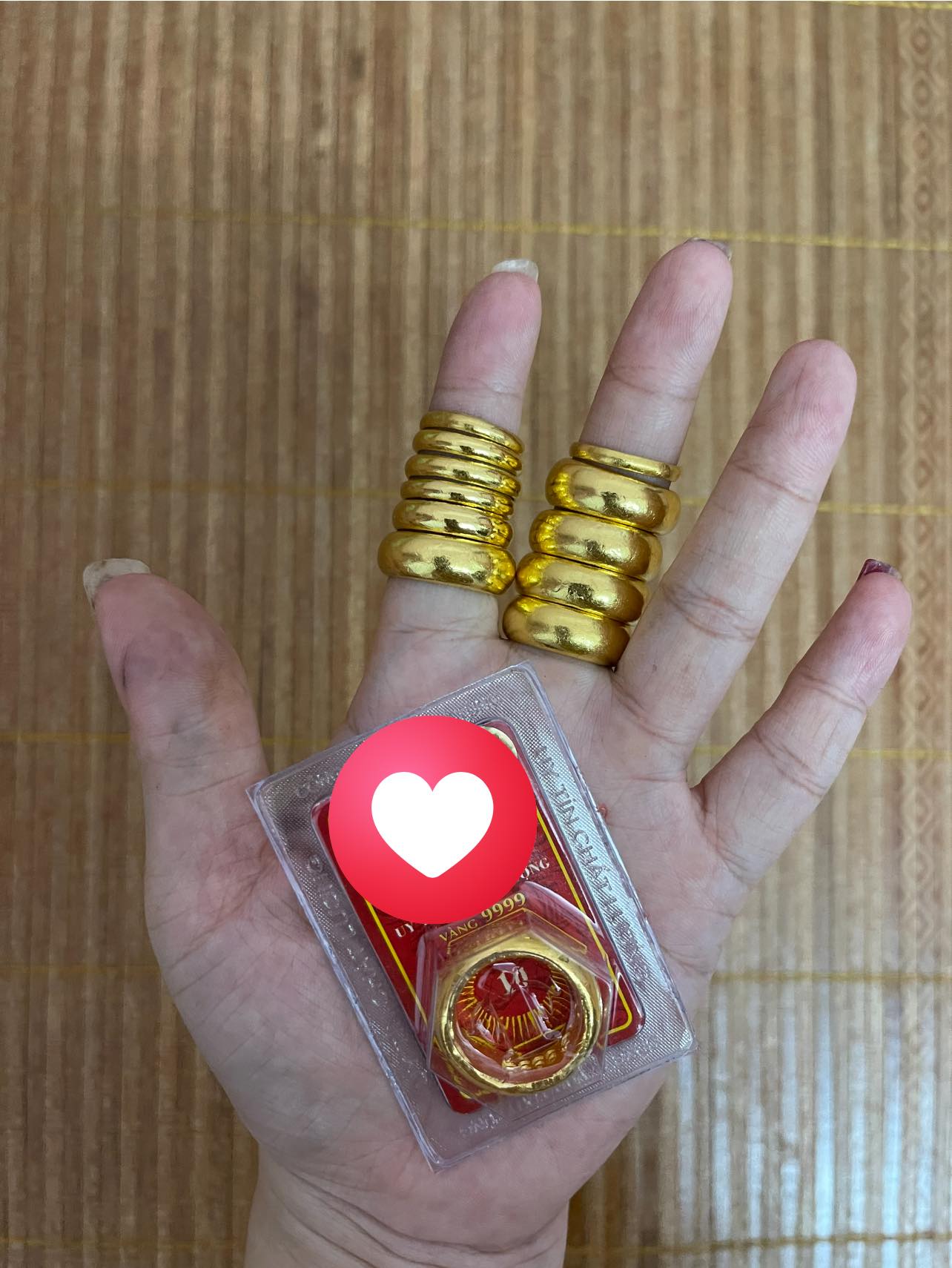 Cầm 12 chiếc nhẫn vàng trong tay, nhớ về ngày trong người không có nổi 2 triệu- Ảnh 1. Cầm 12 chiếc nhẫn vàng trong tay, nhớ về ngày trong người không có nổi 2 triệu- Ảnh 1.