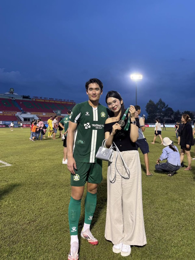 Hotgirl ngân hàng tình tứ bên “nam thần” U23 Việt Nam, visual phát sáng, body mẹ bỉm vẫn đỉnh không kém thời son rỗi- Ảnh 1. Hotgirl ngân hàng tình tứ bên “nam thần” U23 Việt Nam, visual phát sáng, body mẹ bỉm vẫn đỉnh không kém thời son rỗi- Ảnh 1.