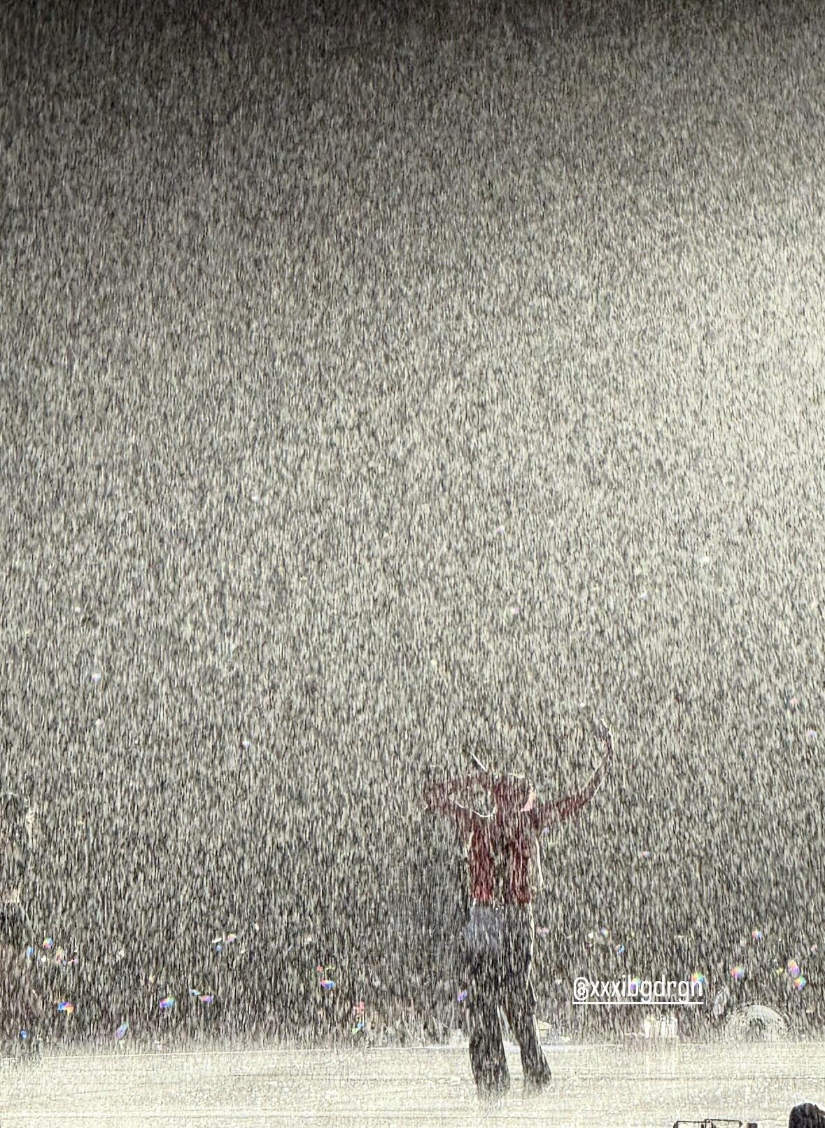 G-Dragon co ro trở về khách sạn sau màn tắm mưa lịch sử cùng fan Việt lúc nửa đêm!- Ảnh 7.