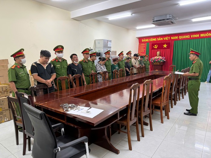 Loạt ảnh Công an TP HCM khám xét 3 địa điểm, bắt 7 người- Ảnh 7. Loạt ảnh Công an TP HCM khám xét 3 địa điểm, bắt 7 người- Ảnh 7.