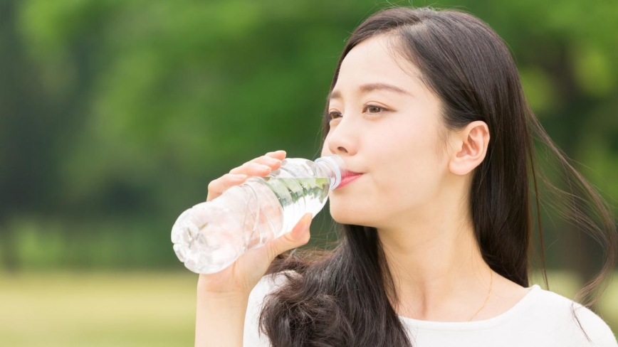 Nước ở nhiệt độ phòng hay nước lạnh tốt cho sức khỏe hơn?- Ảnh 1. Nước ở nhiệt độ phòng hay nước lạnh tốt cho sức khỏe hơn?- Ảnh 1.