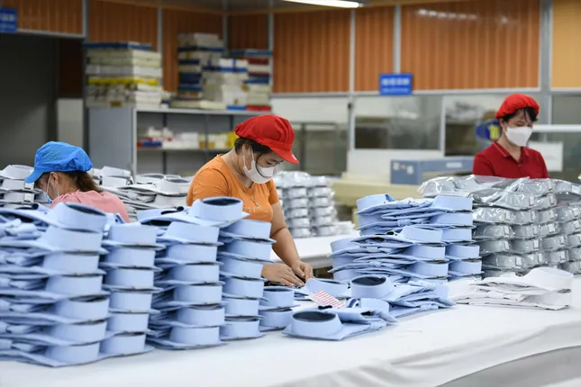 Doanh nghiệp dệt may thận trọng trước hạn áp thuế đối ứng- Ảnh 2. Doanh nghiệp dệt may thận trọng trước hạn áp thuế đối ứng- Ảnh 2.