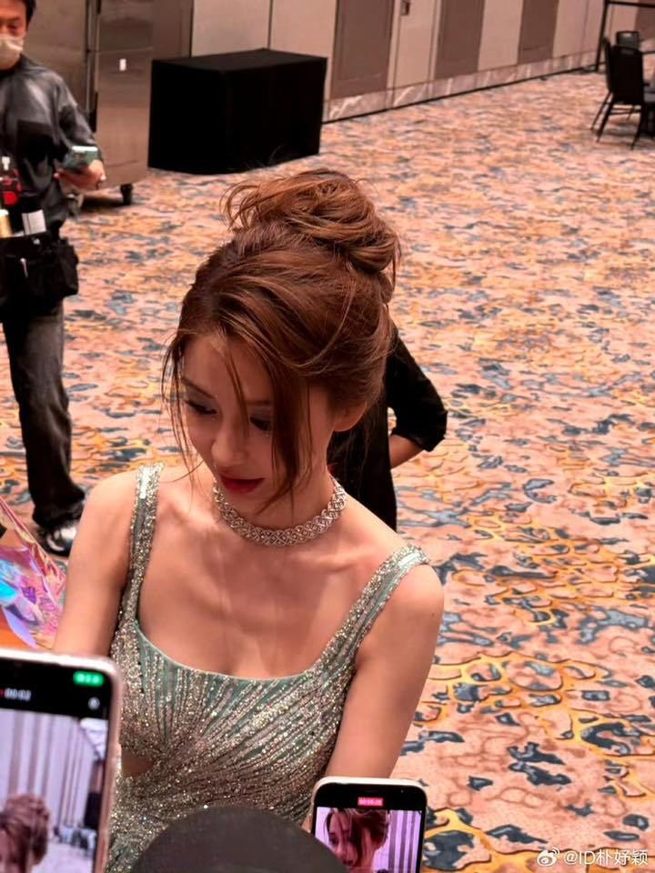 Điều gì đang xảy ra: Chỉ ba năm sau ly hôn, giá trị tài sản ròng của Huỳnh Hiểu Minh đã đạt 5 tỷ, trong khi Angelababy chỉ sống bằng những bữa cơm hộp trên đường phố?- Ảnh 6.