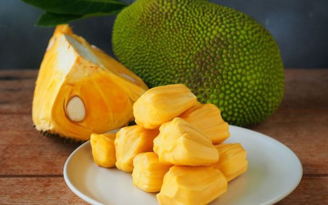 Khách Tây lần đầu ăn "trái cây lớn nhất thế giới" ở Việt Nam, nhận xét: Vị của nó thật lạ!- Ảnh 4.