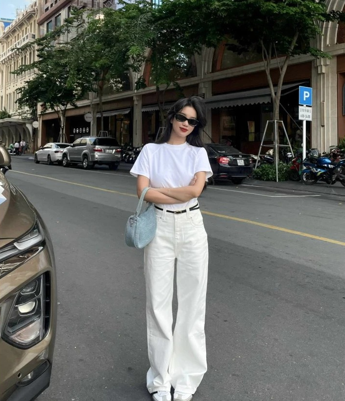 Nàng Hậu có đôi chân dài 1m22 mê đắm 1 item: Diện thế nào cũng xinh, nịnh dáng thôi nhé!- Ảnh 23. Nàng Hậu có đôi chân dài 1m22 mê đắm 1 item: Diện thế nào cũng xinh, nịnh dáng thôi nhé!- Ảnh 23.