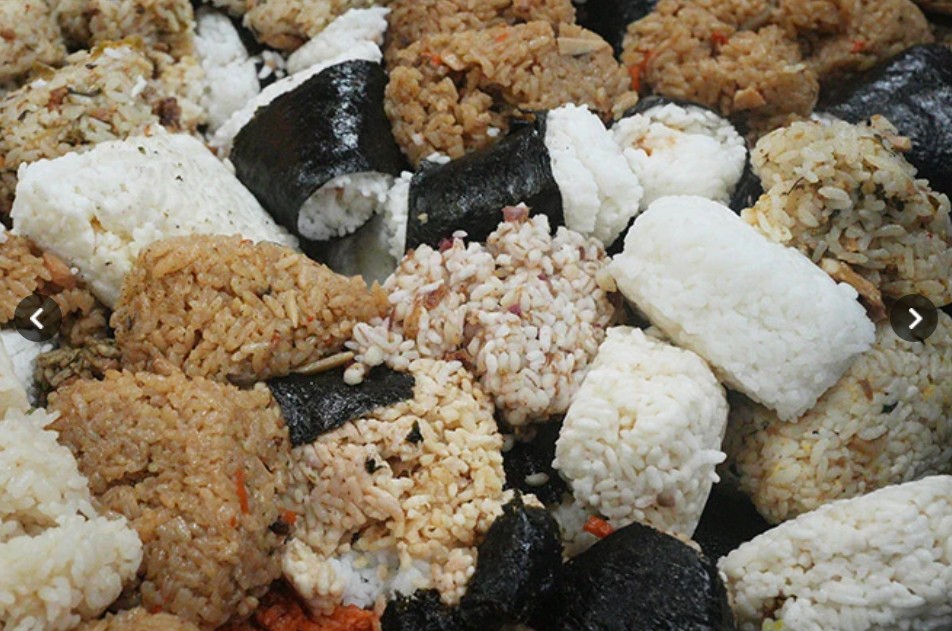 "Gạo thiếu cơm thừa": Một công ty thu gom 4 tấn cơm bị đổ đi mỗi ngày, kể cả vẫn ăn được- Ảnh 1. "Gạo thiếu cơm thừa": Một công ty thu gom 4 tấn cơm bị đổ đi mỗi ngày, kể cả vẫn ăn được- Ảnh 1.