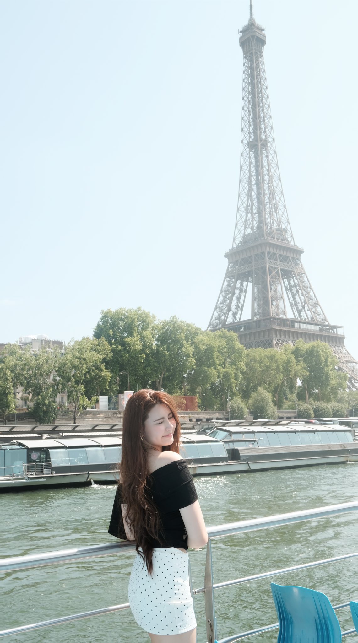 Con gái út nhà Quyền Linh khoe dáng ở Paris, dân mạng trầm trồ vì nhan sắc khác lạ, đầy khí chất của Hạt Dẻ- Ảnh 7. Con gái út nhà Quyền Linh khoe dáng ở Paris, dân mạng trầm trồ vì nhan sắc khác lạ, đầy khí chất của Hạt Dẻ- Ảnh 7.