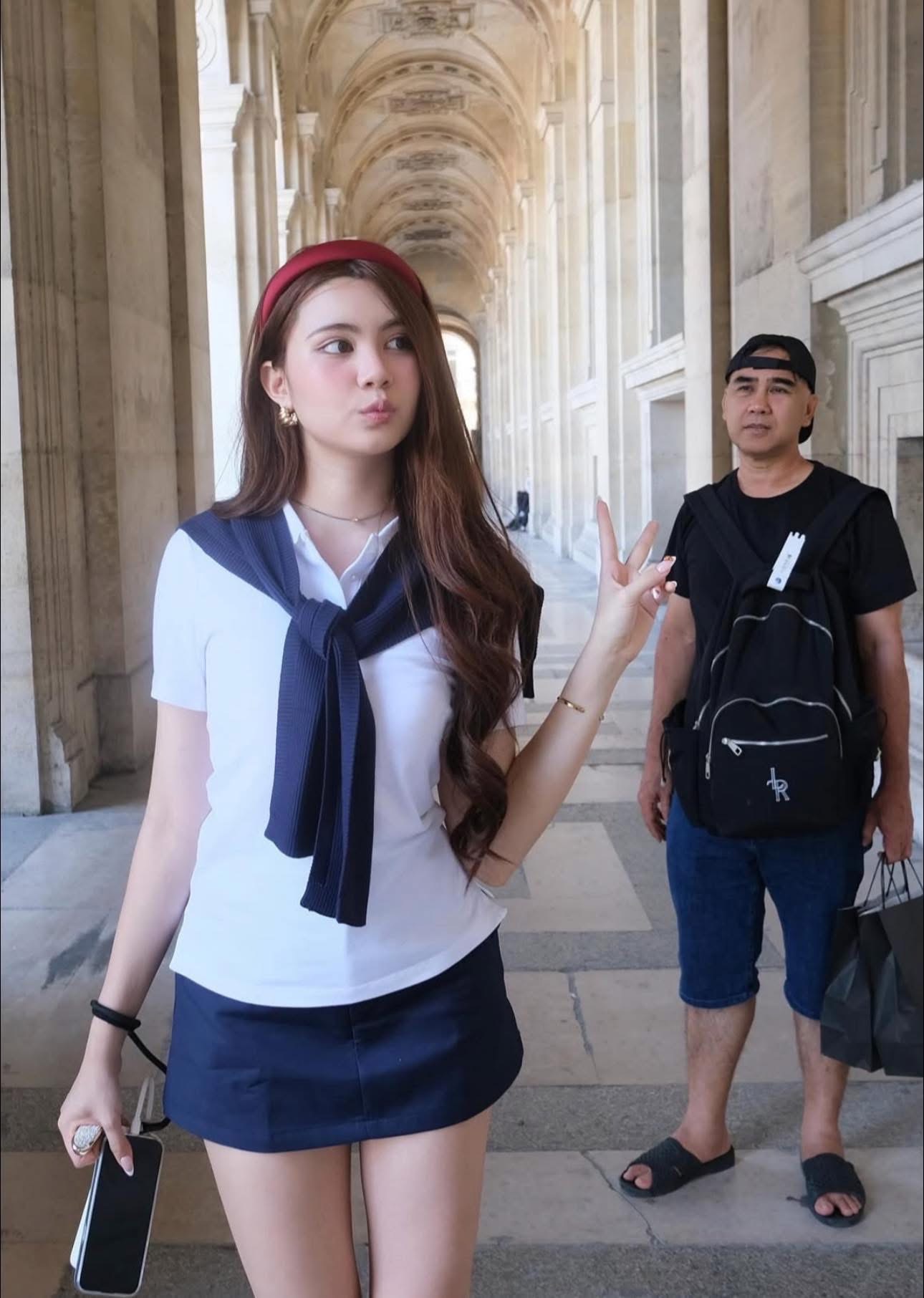 Con gái út nhà Quyền Linh khoe dáng ở Paris, dân mạng trầm trồ vì nhan sắc khác lạ, đầy khí chất của Hạt Dẻ- Ảnh 1. Con gái út nhà Quyền Linh khoe dáng ở Paris, dân mạng trầm trồ vì nhan sắc khác lạ, đầy khí chất của Hạt Dẻ- Ảnh 1.
