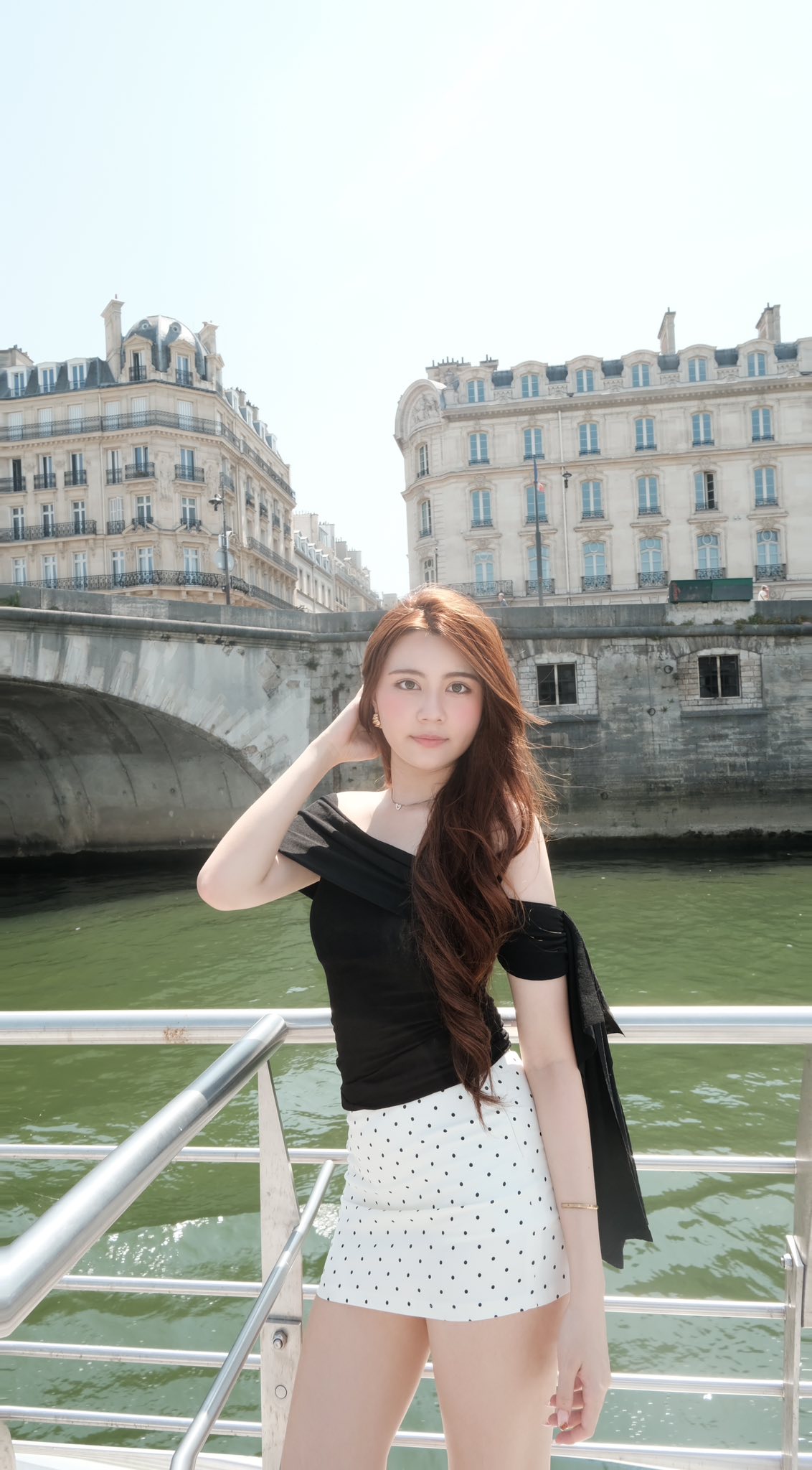 Con gái út nhà Quyền Linh khoe dáng ở Paris, dân mạng trầm trồ vì nhan sắc khác lạ, đầy khí chất của Hạt Dẻ- Ảnh 5. Con gái út nhà Quyền Linh khoe dáng ở Paris, dân mạng trầm trồ vì nhan sắc khác lạ, đầy khí chất của Hạt Dẻ- Ảnh 5.