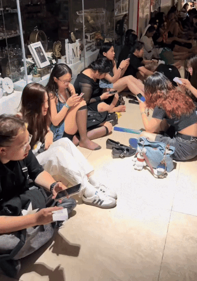 Cảnh tượng khó lường vào lúc 1h sáng tại một trung tâm thương mại ở Hà Nội- Ảnh 1.