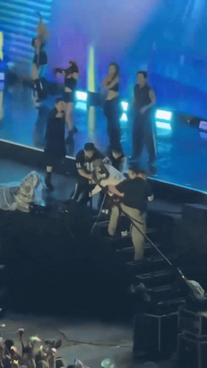 Phản ứng của G-Dragon trong khoảnh khắc fan cuồng lao lên sân khấu khi đang biểu diễn tại Mỹ Đình- Ảnh 5.