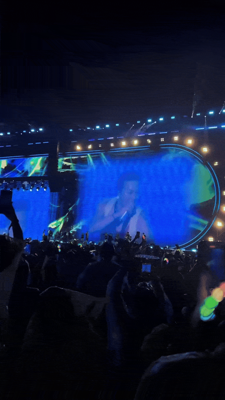 Phản ứng của G-Dragon trong khoảnh khắc fan cuồng lao lên sân khấu khi đang biểu diễn tại Mỹ Đình- Ảnh 3.