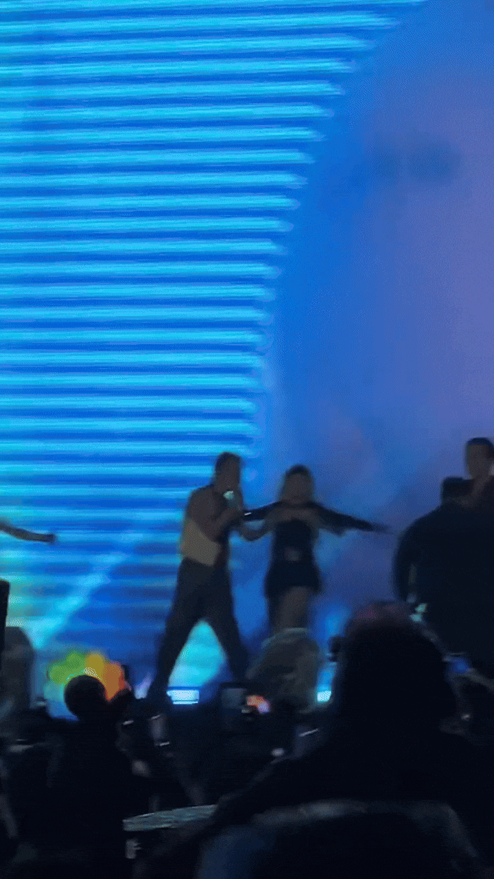 Phản ứng của G-Dragon trong khoảnh khắc fan cuồng lao lên sân khấu khi đang biểu diễn tại Mỹ Đình- Ảnh 1.