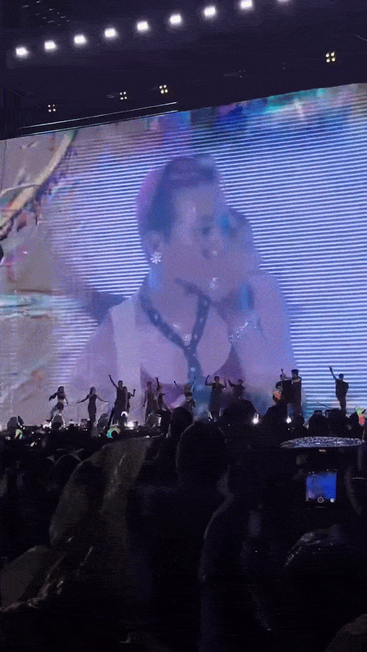 Phản ứng của G-Dragon trong khoảnh khắc fan cuồng lao lên sân khấu khi đang biểu diễn tại Mỹ Đình- Ảnh 4.