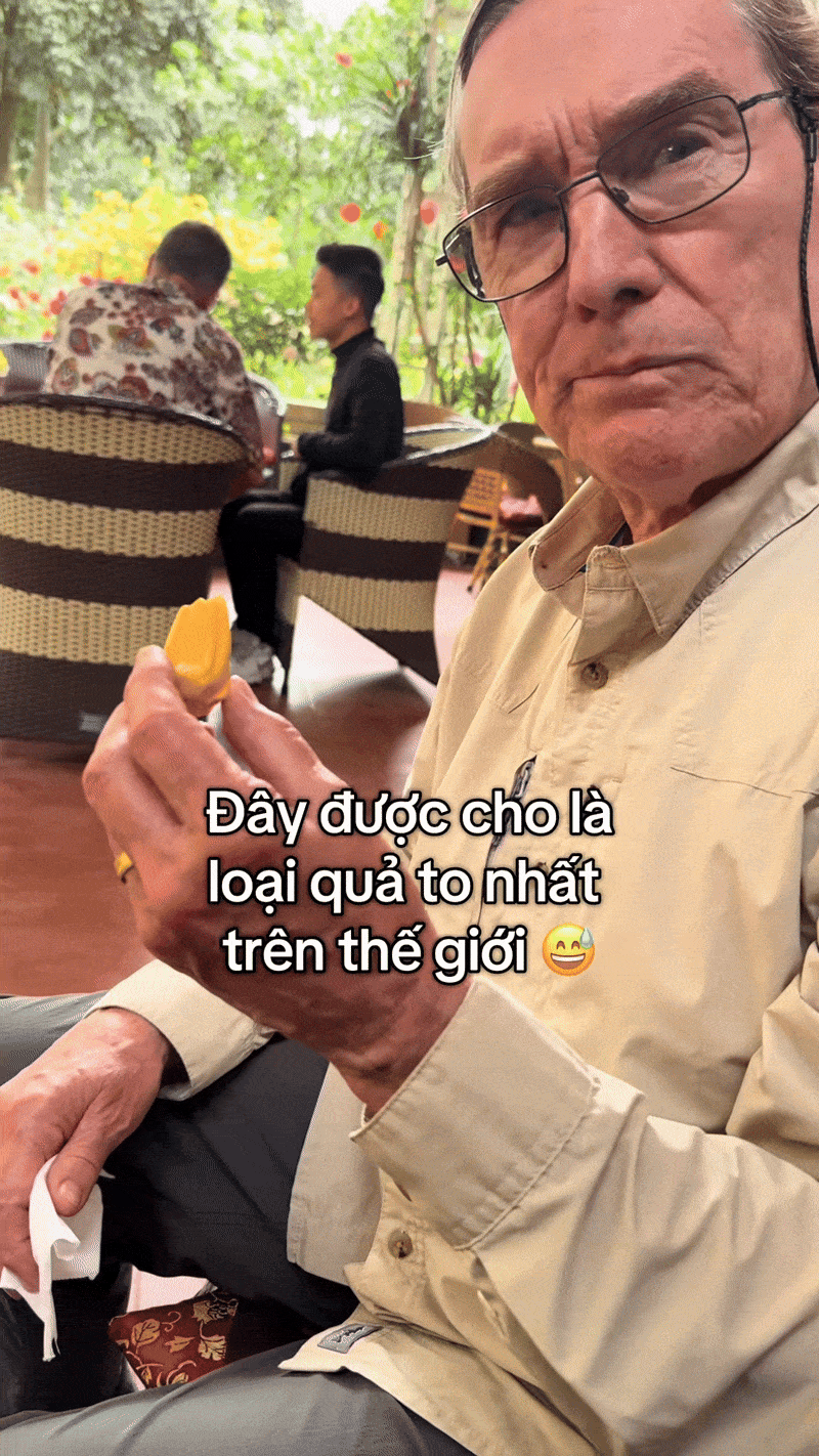 Khách Tây lần đầu ăn "trái cây lớn nhất thế giới" ở Việt Nam, nhận xét: Vị của nó thật lạ!- Ảnh 2.