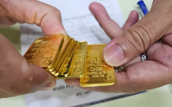Vàng SJC "hạ nhiệt", vàng quốc tế giảm sâu Vàng SJC "hạ nhiệt", vàng quốc tế giảm sâu