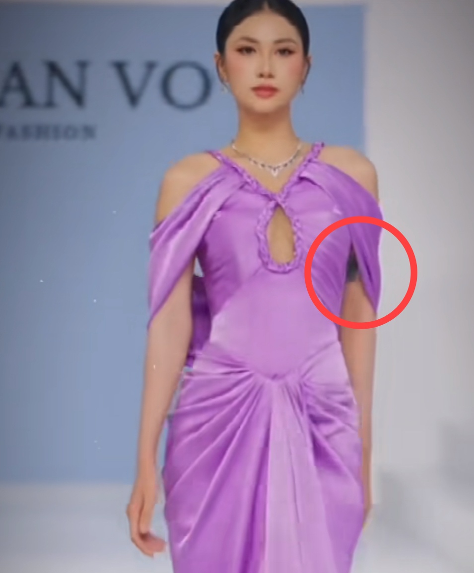 Tân Hoa hậu Hoàn vũ Việt Nam bị ném đá dữ dội vì có hình xăm lớn- Ảnh 2. Tân Hoa hậu Hoàn vũ Việt Nam bị ném đá dữ dội vì có hình xăm lớn- Ảnh 2.