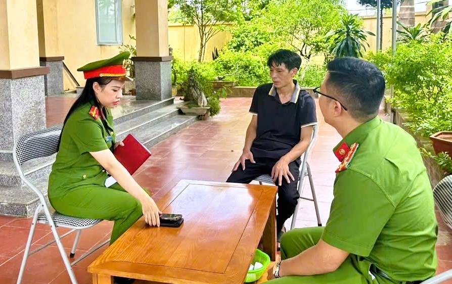Công an kiểm tra công ty có ngàn chai nước mắm vứt bỏ ở Quảng Nam- Ảnh 2. Công an kiểm tra công ty có ngàn chai nước mắm vứt bỏ ở Quảng Nam- Ảnh 2.