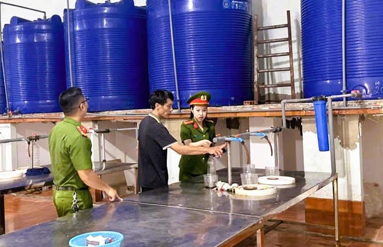 Công an kiểm tra công ty có ngàn chai nước mắm vứt bỏ ở Quảng Nam- Ảnh 1. Công an kiểm tra công ty có ngàn chai nước mắm vứt bỏ ở Quảng Nam- Ảnh 1.