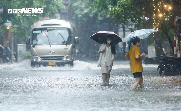 Mưa xối xả nhiều giờ, 10 tỉnh nguy cơ sạt lở cao, cảnh báo có lũ- Ảnh 1. Mưa xối xả nhiều giờ, 10 tỉnh nguy cơ sạt lở cao, cảnh báo có lũ- Ảnh 1.