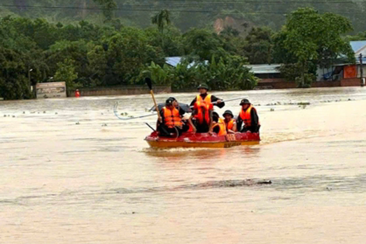 Hàng trăm hộ dân phải sơ tán do mưa lũ, nhiều nơi ngập sâu- Ảnh 2. Hàng trăm hộ dân phải sơ tán do mưa lũ, nhiều nơi ngập sâu- Ảnh 2.