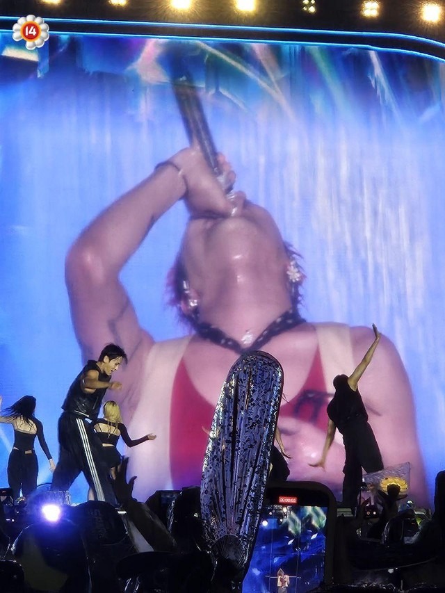 G-Dragon co ro trở về khách sạn sau màn tắm mưa lịch sử cùng fan Việt lúc nửa đêm!- Ảnh 8.