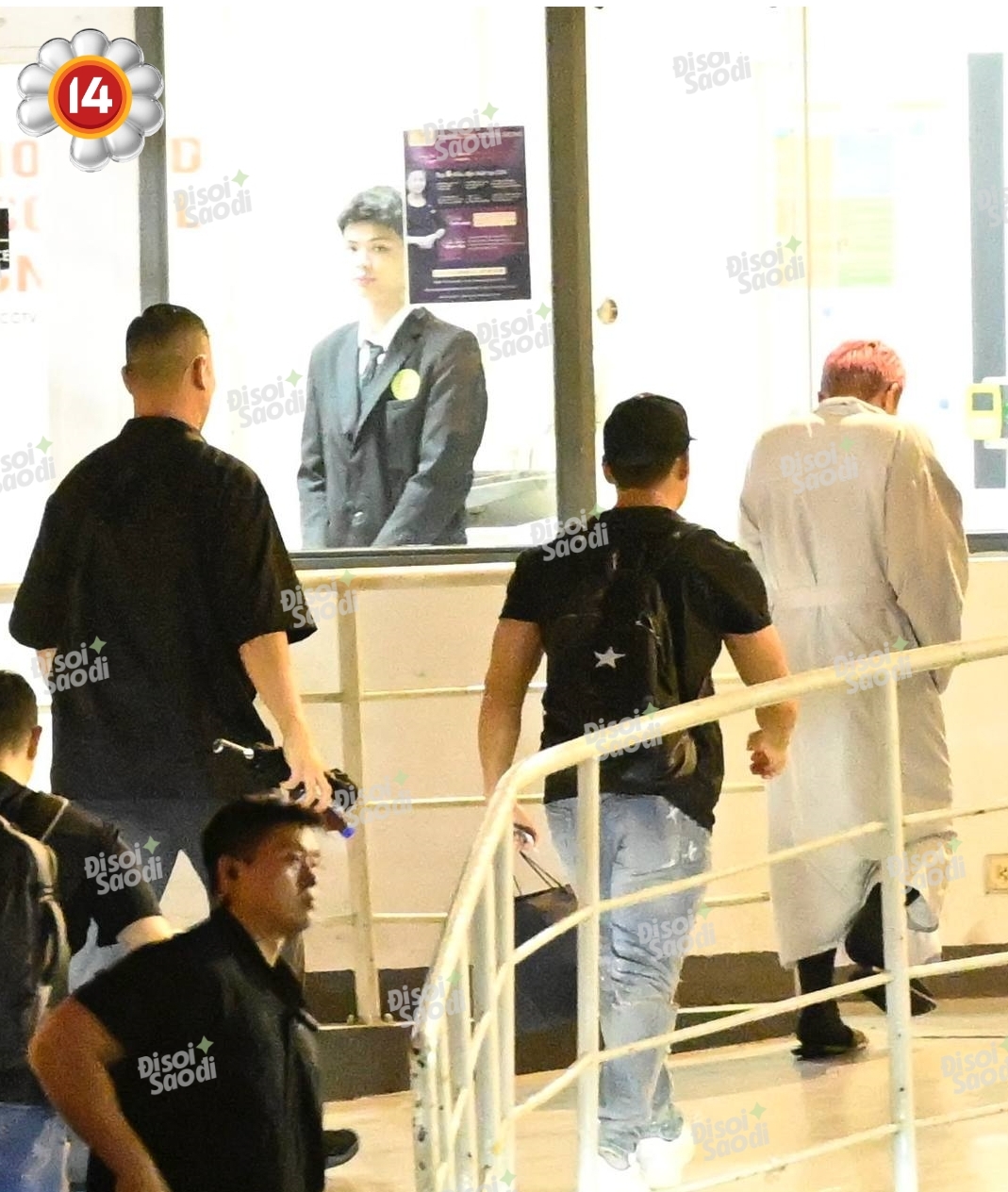 G-Dragon co ro trở về khách sạn sau màn tắm mưa lịch sử cùng fan Việt lúc nửa đêm!- Ảnh 5.