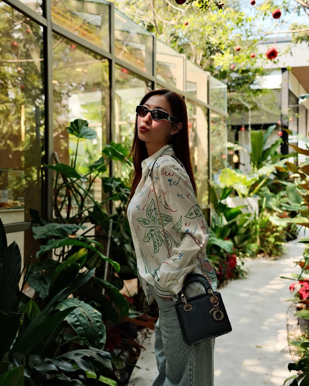 Nàng Hậu có đôi chân dài 1m22 mê đắm 1 item: Diện thế nào cũng xinh, nịnh dáng thôi nhé!- Ảnh 6. Nàng Hậu có đôi chân dài 1m22 mê đắm 1 item: Diện thế nào cũng xinh, nịnh dáng thôi nhé!- Ảnh 6.