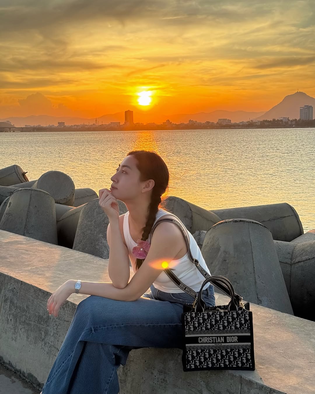 Nàng Hậu có đôi chân dài 1m22 mê đắm 1 item: Diện thế nào cũng xinh, nịnh dáng thôi nhé!- Ảnh 16. Nàng Hậu có đôi chân dài 1m22 mê đắm 1 item: Diện thế nào cũng xinh, nịnh dáng thôi nhé!- Ảnh 16.