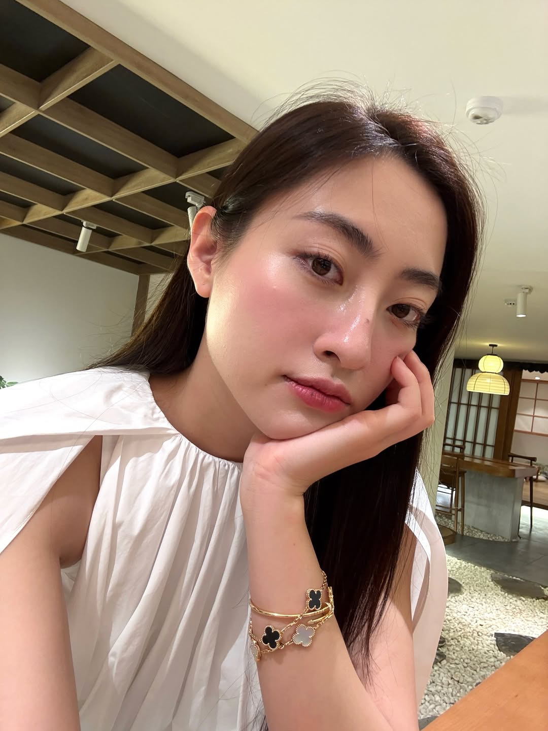 Nàng Hậu có đôi chân dài 1m22 mê đắm 1 item: Diện thế nào cũng xinh, nịnh dáng thôi nhé!- Ảnh 1. Nàng Hậu có đôi chân dài 1m22 mê đắm 1 item: Diện thế nào cũng xinh, nịnh dáng thôi nhé!- Ảnh 1.