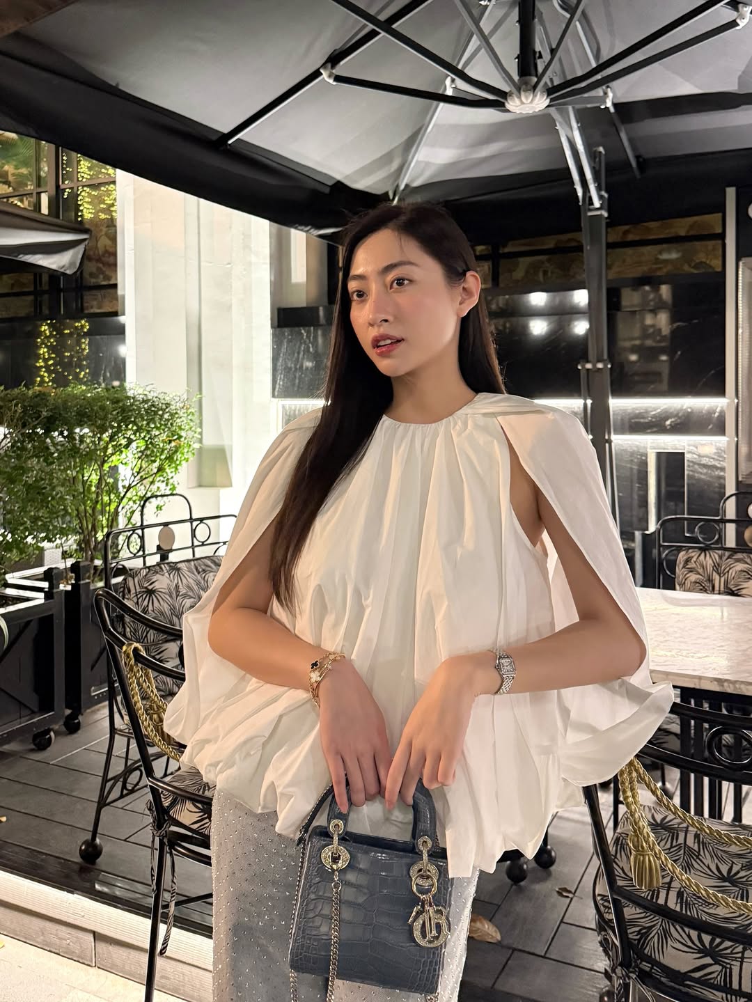 Nàng Hậu có đôi chân dài 1m22 mê đắm 1 item: Diện thế nào cũng xinh, nịnh dáng thôi nhé!- Ảnh 4. Nàng Hậu có đôi chân dài 1m22 mê đắm 1 item: Diện thế nào cũng xinh, nịnh dáng thôi nhé!- Ảnh 4.
