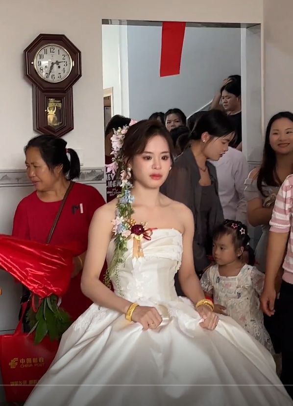 Cô dâu "gây sốt" tại đám cưới quê vì quá xinh đẹp, nhan sắc nổi bật như tiên nữ- Ảnh 1.