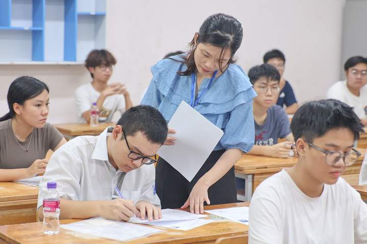 Các quy định trong phòng thi tốt nghiệp THPT 2025 thí sinh nhất thiết phải nhớ- Ảnh 1. Các quy định trong phòng thi tốt nghiệp THPT 2025 thí sinh nhất thiết phải nhớ- Ảnh 1.