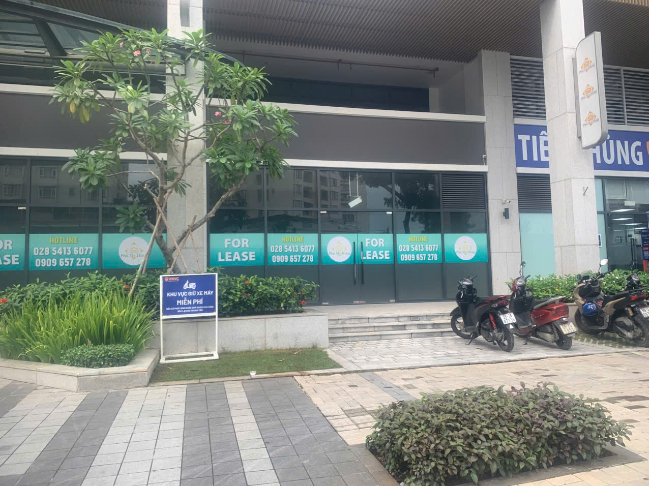 "Phố nhà giàu" Phú Mỹ Hưng đìu hiu, mặt bằng cho thuê treo bảng dài ngày, vắng người thuê- Ảnh 1. "Phố nhà giàu" Phú Mỹ Hưng đìu hiu, mặt bằng cho thuê treo bảng dài ngày, vắng người thuê- Ảnh 1.
