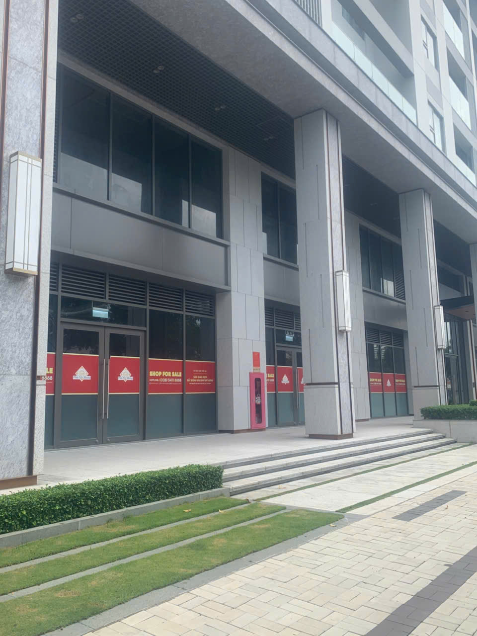 "Phố nhà giàu" Phú Mỹ Hưng đìu hiu, mặt bằng cho thuê treo bảng dài ngày, vắng người thuê- Ảnh 3. "Phố nhà giàu" Phú Mỹ Hưng đìu hiu, mặt bằng cho thuê treo bảng dài ngày, vắng người thuê- Ảnh 3.