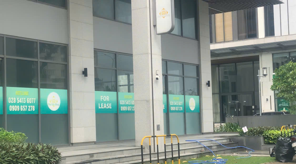 "Phố nhà giàu" Phú Mỹ Hưng đìu hiu, mặt bằng cho thuê treo bảng dài ngày, vắng người thuê- Ảnh 7. "Phố nhà giàu" Phú Mỹ Hưng đìu hiu, mặt bằng cho thuê treo bảng dài ngày, vắng người thuê- Ảnh 7.