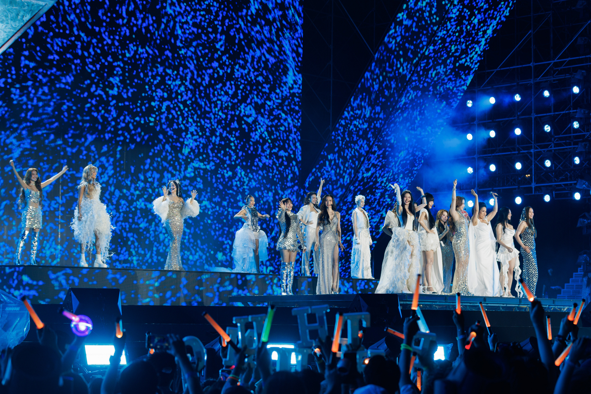 Các Chị Đẹp liên tục xin lỗi: Concert Day 2 bị hoãn vô thời hạn?- Ảnh 1. Các Chị Đẹp liên tục xin lỗi: Concert Day 2 bị hoãn vô thời hạn?- Ảnh 1.