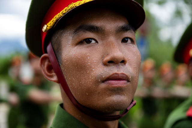 Mồ hôi thấm áo chiến sĩ CAND dưới nắng nóng 40 độ: Những hình ảnh xúc động trên thao trường, hướng đến lễ diễu binh 2/9- Ảnh 10.