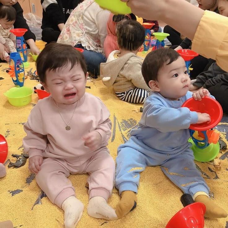 Nếu con đặc biệt thích chơi với anh chị lớn hơn, xin chúc mừng bố mẹ vì con là 1 em bé có TRÍ TUỆ XÃ HỘI phát triển sớm- Ảnh 3.