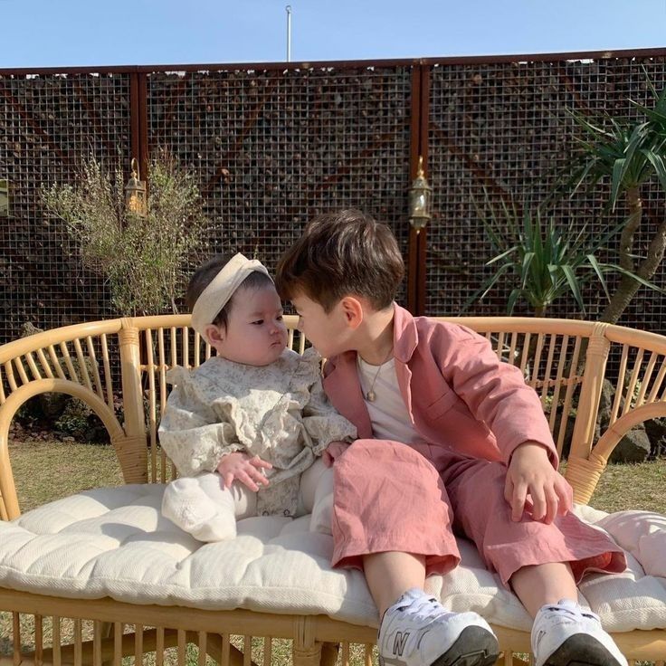 Nếu con đặc biệt thích chơi với anh chị lớn hơn, xin chúc mừng bố mẹ vì con là 1 em bé có TRÍ TUỆ XÃ HỘI phát triển sớm- Ảnh 1.