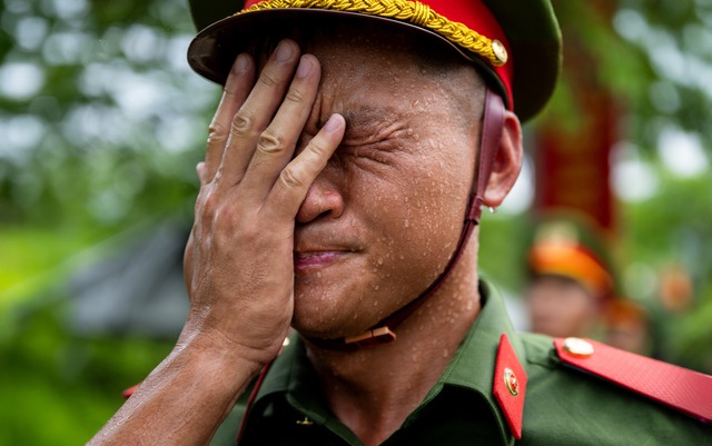 Mồ hôi thấm áo chiến sĩ CAND dưới nắng nóng 40 độ: Những hình ảnh xúc động trên thao trường, hướng đến lễ diễu binh 2/9- Ảnh 11.