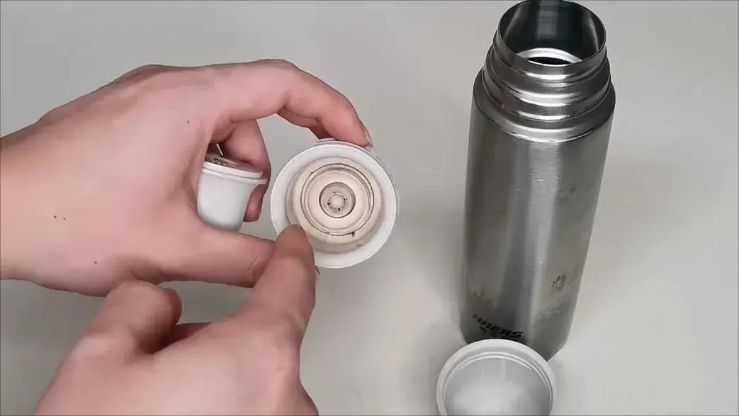Dùng bình giữ nhiệt mà quên 5 điều này rất dễ Dùng bình giữ nhiệt mà quên 5 điều này rất dễ