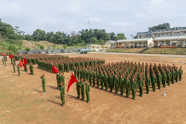 Mồ hôi thấm áo chiến sĩ CAND dưới nắng nóng 40 độ: Những hình ảnh xúc động trên thao trường, hướng đến lễ diễu binh 2/9- Ảnh 14.