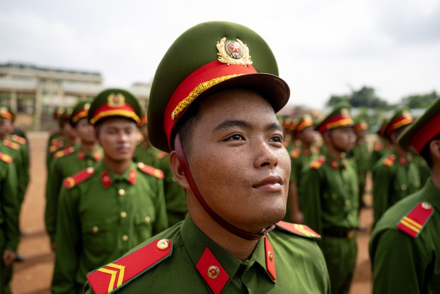 Mồ hôi thấm áo chiến sĩ CAND dưới nắng nóng 40 độ: Những hình ảnh xúc động trên thao trường, hướng đến lễ diễu binh 2/9- Ảnh 16.