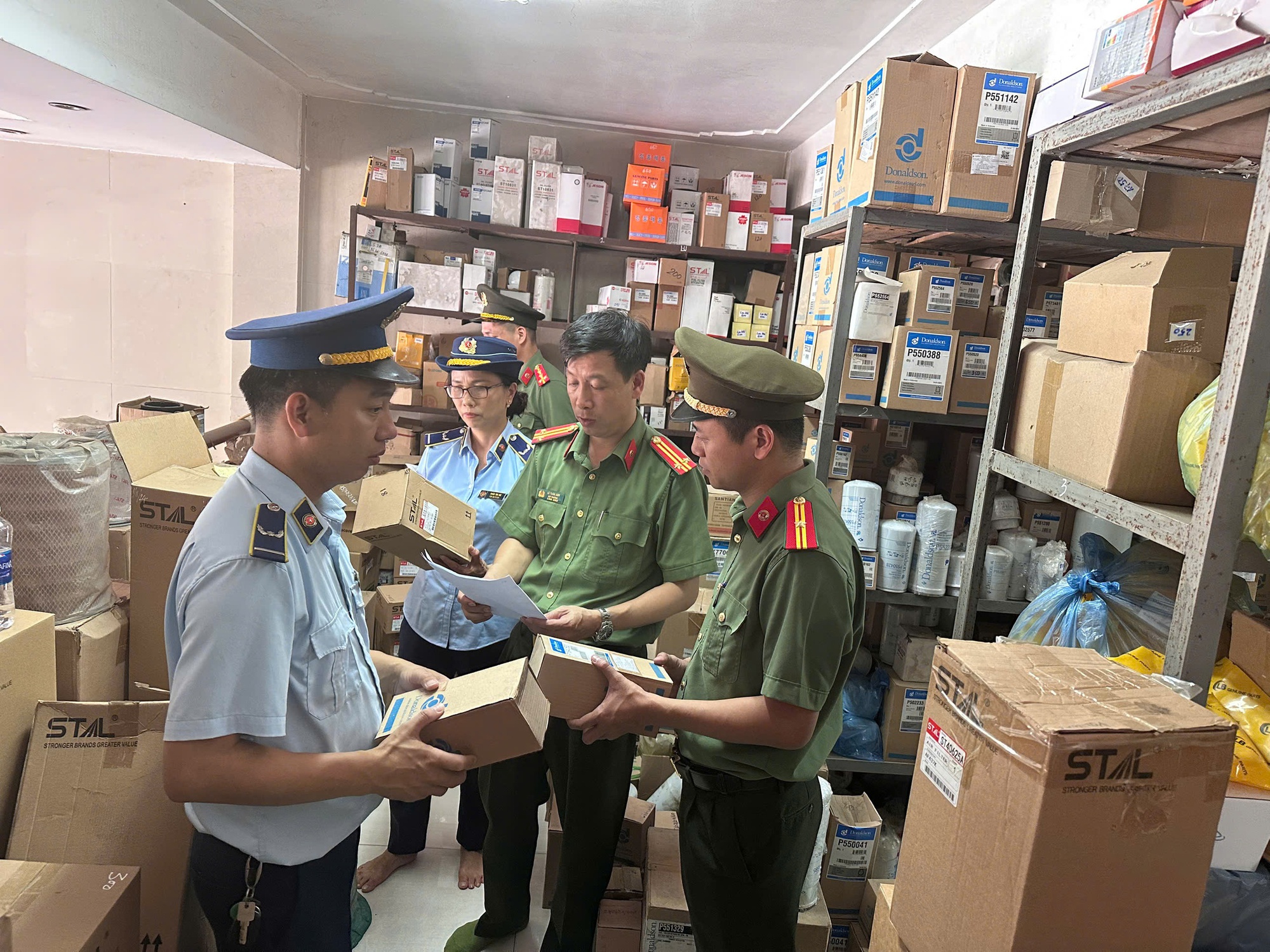 Cảnh sát bất ngờ kiểm tra một công ty- Ảnh 1. Cảnh sát bất ngờ kiểm tra một công ty- Ảnh 1.