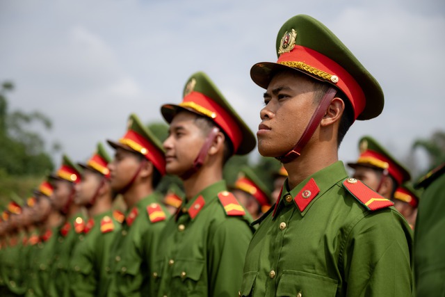 Mồ hôi thấm áo chiến sĩ CAND dưới nắng nóng 40 độ: Những hình ảnh xúc động trên thao trường, hướng đến lễ diễu binh 2/9- Ảnh 17.